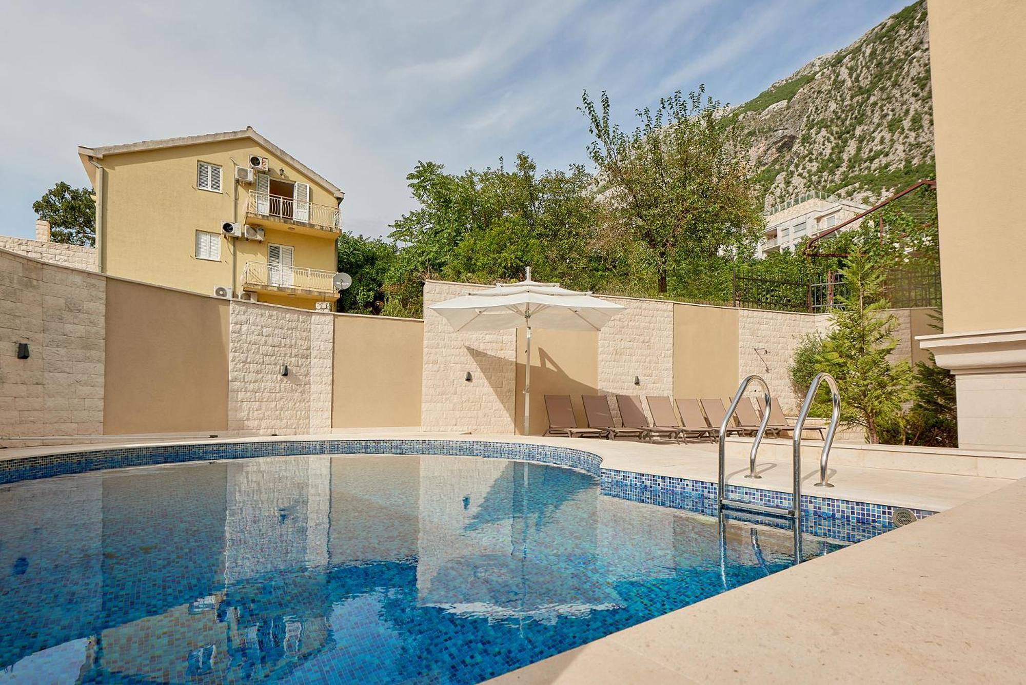 2Montenegro Limeta Apartments With Pool Kotor Bagian luar foto
